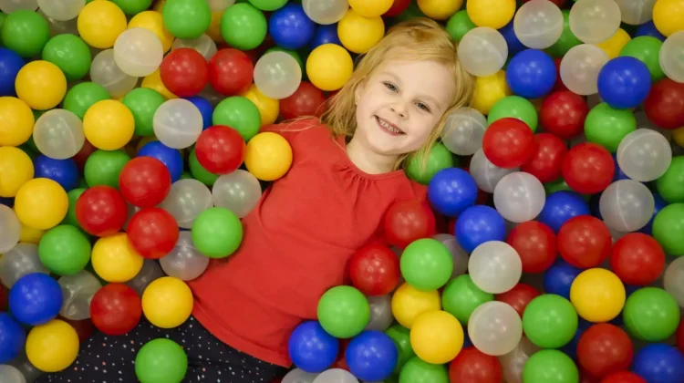 Tips  Aman Anak Bermain Mandi Bola